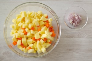 Preparazione Vellutata di patate allo zafferano con gamberoni bardati - Fase 1