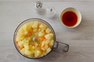 Preparazione Vellutata di patate allo zafferano con gamberoni bardati - Fase 2