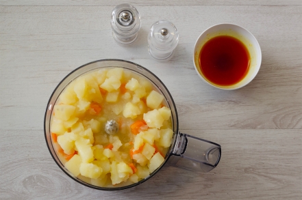 Preparazione Vellutata di patate allo zafferano con gamberoni bardati - Fase 2 Preparazione Vellutata di patate allo zafferano con gamberoni bardati - Fase 2