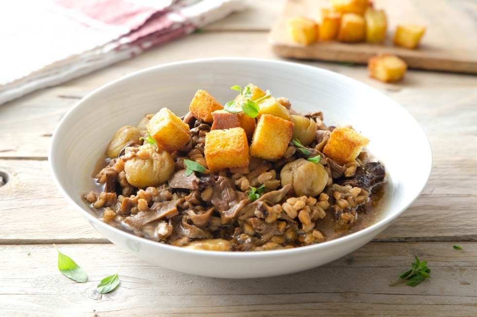 Zuppa di farro con porcini e castagne ricetta