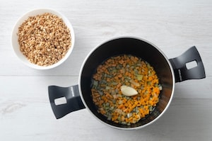 Preparazione Zuppa di farro con porcini e castagne - Fase 1