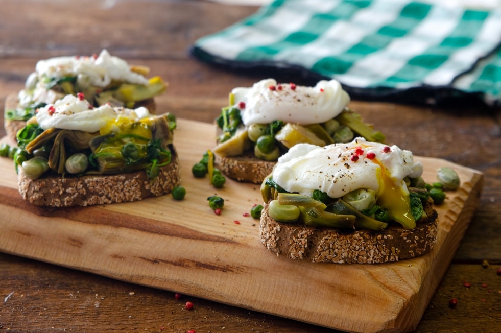 Bruschette di pane casereccio con vignarola e uovo in camicia ricetta