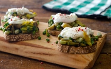 Bruschette di pane casereccio con vignarola e uovo in camicia