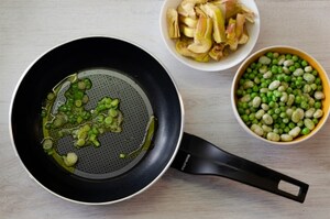 Preparazione Bruschette di pane casereccio con vignarola e uovo in camicia - Fase 1