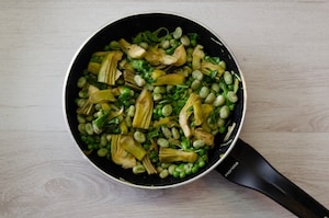 Preparazione Bruschette di pane casereccio con vignarola e uovo in camicia - Fase 1
