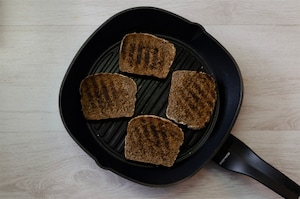 Preparazione Bruschette di pane casereccio con vignarola e uovo in camicia - Fase 2