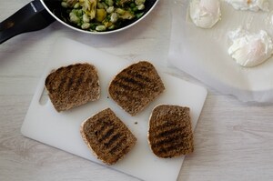 Preparazione Bruschette di pane casereccio con vignarola e uovo in camicia - Fase 2