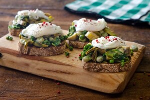 Preparazione Bruschette di pane casereccio con vignarola e uovo in camicia - Fase 3
