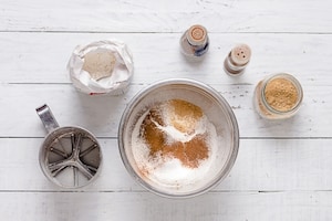 Preparazione Ciambella speziata al miele - Fase 1