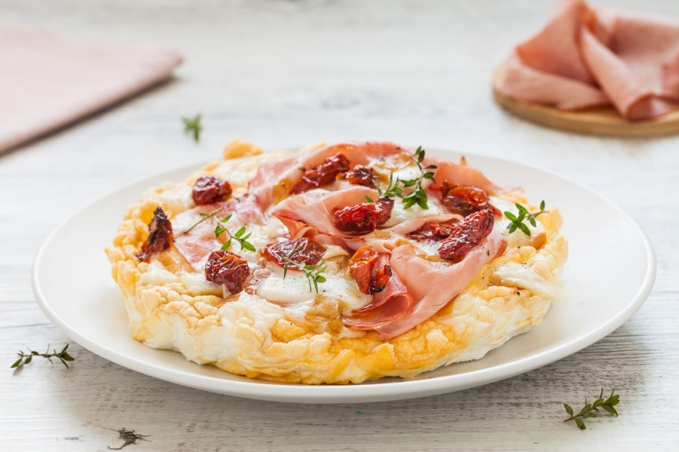 Finta pizza di albumi con prosciutto cotto e scamorza ricetta