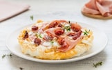 Finta pizza di albumi con prosciutto cotto e scamorza
