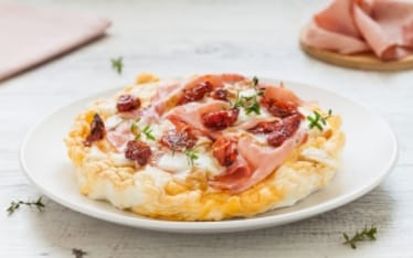 Finta pizza di albumi con prosciutto cotto e scamorza