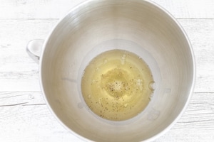 Preparazione Finta pizza di albumi con prosciutto cotto e scamorza - Fase 1