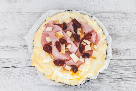 Preparazione Finta pizza di albumi con prosciutto cotto e scamorza - Fase 2 Preparazione Finta pizza di albumi con prosciutto cotto e scamorza - Fase 2