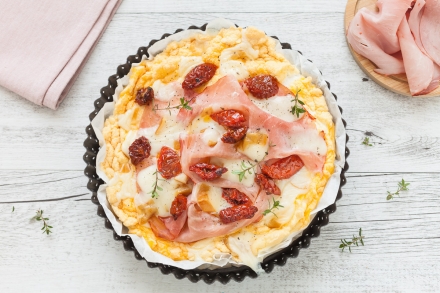 Preparazione Finta pizza di albumi con prosciutto cotto e scamorza - Fase 2 Preparazione Finta pizza di albumi con prosciutto cotto e scamorza - Fase 2