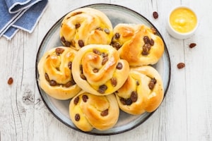 Preparazione Girelle alla crema e uvetta - Fase 5