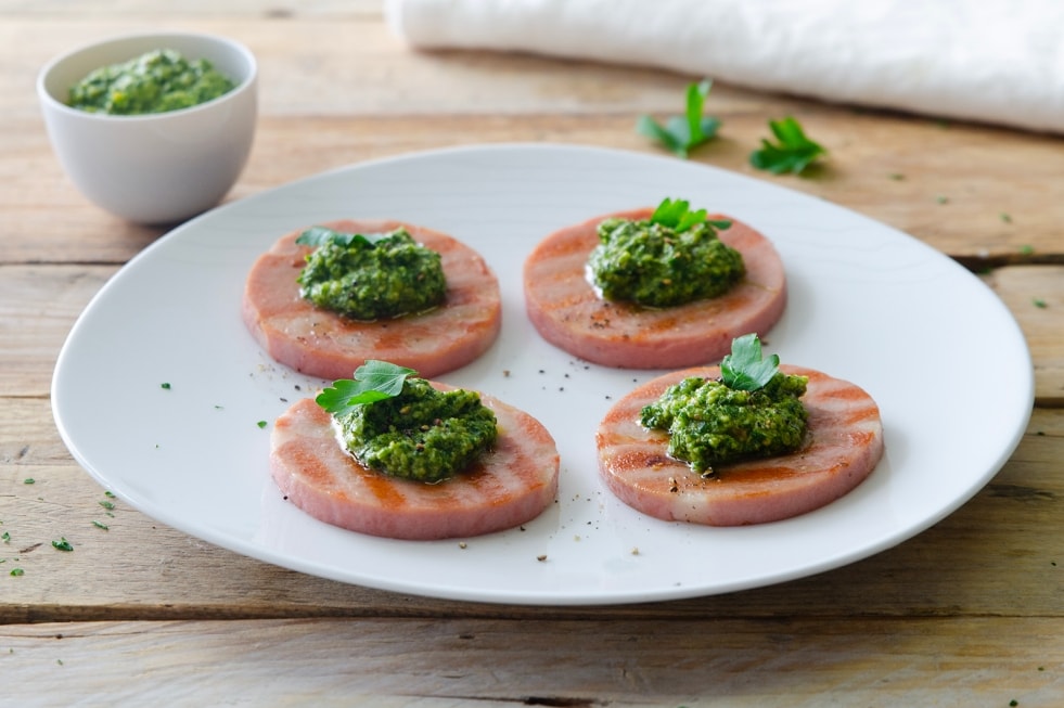 Medaglioni di mortadella grigliata con salsa verde ricetta