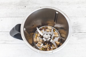 Preparazione Pesto di zucchine con il Bimby - Fase 1