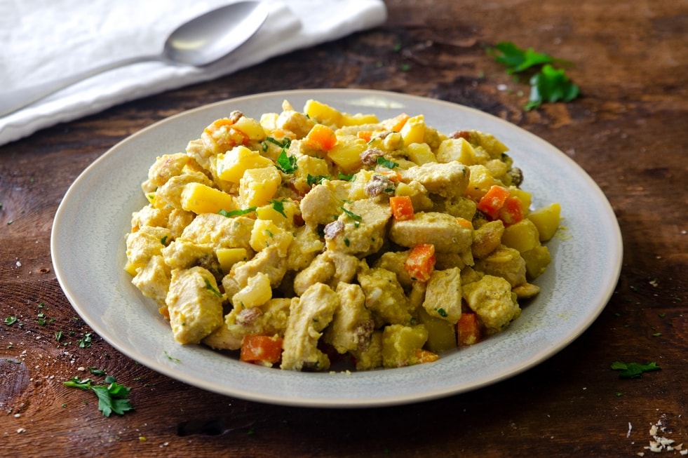 Pollo al curry con mandorle e uvetta ricetta