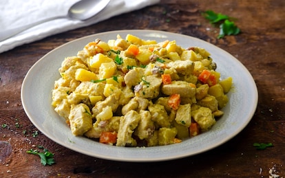 Pollo al curry con mandorle e uvetta