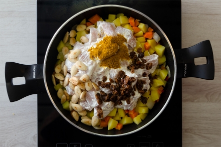 Preparazione Pollo al curry con mandorle e uvetta - Fase 1 Preparazione Pollo al curry con mandorle e uvetta - Fase 1