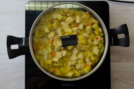 Preparazione Pollo al curry con mandorle e uvetta - Fase 2 Preparazione Pollo al curry con mandorle e uvetta - Fase 2