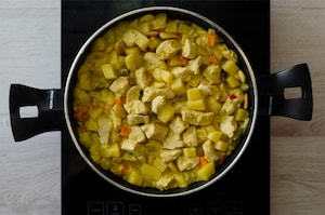 Preparazione Pollo al curry con mandorle e uvetta - Fase 2