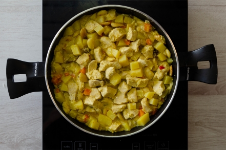 Preparazione Pollo al curry con mandorle e uvetta - Fase 2 Preparazione Pollo al curry con mandorle e uvetta - Fase 2