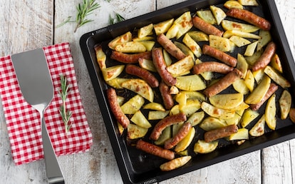 Salsiccia e patate in teglia