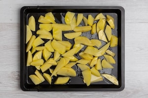 Preparazione Salsiccia e patate in teglia - Fase 1