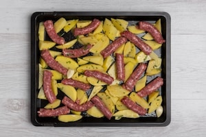 Preparazione Salsiccia e patate in teglia - Fase 2