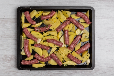 Preparazione Salsiccia e patate in teglia - Fase 2 Preparazione Salsiccia e patate in teglia - Fase 2