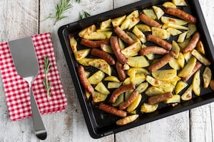 Preparazione Salsiccia e patate in teglia - Fase 2