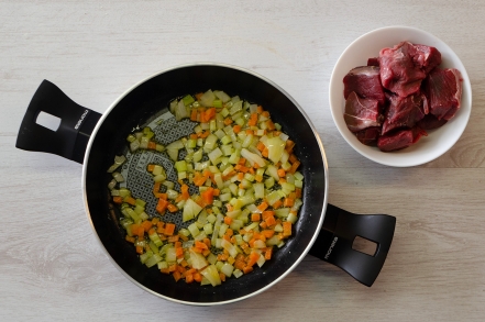Preparazione Sartù di riso con spezzatino e piselli - Fase 1 Preparazione Sartù di riso con spezzatino e piselli - Fase 1