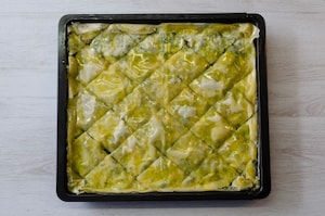 Preparazione Spanakopita con riso e spinaci - Fase 3