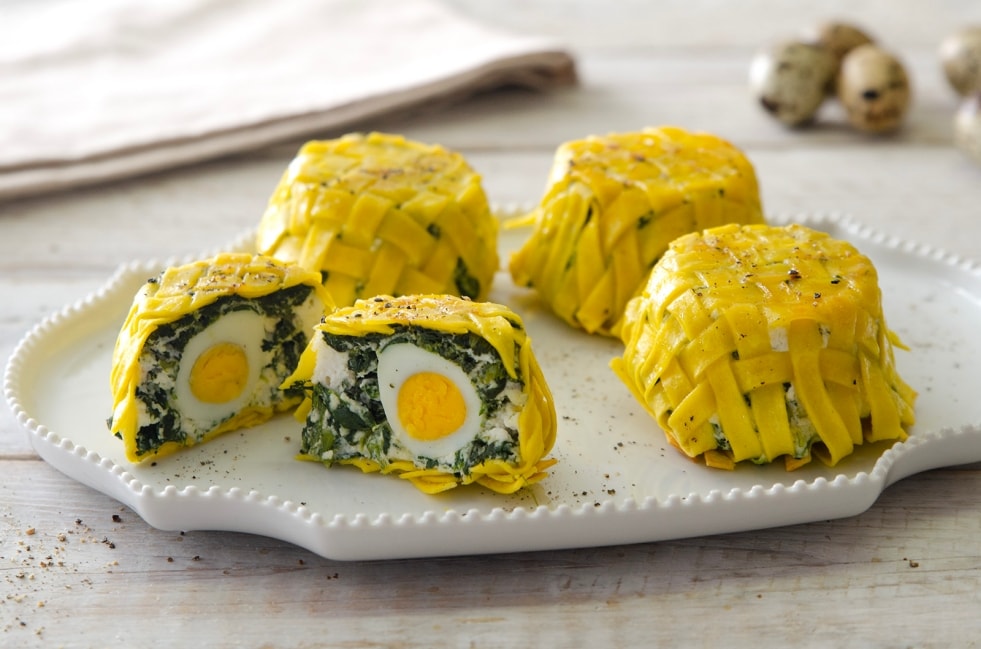 Tortini di tagliatelle intrecciate con ricotta, spinaci e uova ricetta