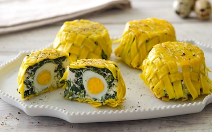 Tortini di tagliatelle intrecciate con ricotta, spinaci e uova