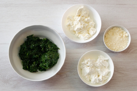 Preparazione Tortini di tagliatelle intrecciate con ricotta, spinaci e uova - Fase 1 Preparazione Tortini di tagliatelle intrecciate con ricotta, spinaci e uova - Fase 1