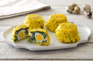 Preparazione Tortini di tagliatelle intrecciate con ricotta, spinaci e uova - Fase 4