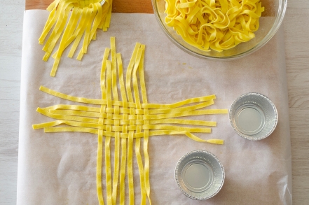 Preparazione Tortini di tagliatelle intrecciate con ricotta, spinaci e uova - Fase 2 Preparazione Tortini di tagliatelle intrecciate con ricotta, spinaci e uova - Fase 2