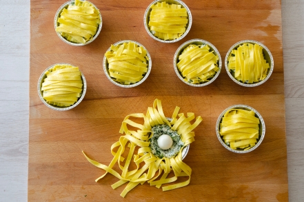 Preparazione Tortini di tagliatelle intrecciate con ricotta, spinaci e uova - Fase 2 Preparazione Tortini di tagliatelle intrecciate con ricotta, spinaci e uova - Fase 2