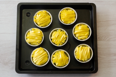 Preparazione Tortini di tagliatelle intrecciate con ricotta, spinaci e uova - Fase 3 Preparazione Tortini di tagliatelle intrecciate con ricotta, spinaci e uova - Fase 3