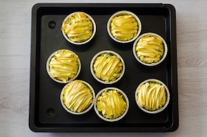 Preparazione Tortini di tagliatelle intrecciate con ricotta, spinaci e uova - Fase 3