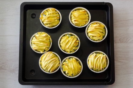 Preparazione Tortini di tagliatelle intrecciate con ricotta, spinaci e uova - Fase 3 Preparazione Tortini di tagliatelle intrecciate con ricotta, spinaci e uova - Fase 3