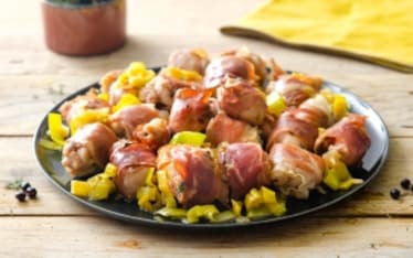 Bocconcini di coniglio allo speck e porri