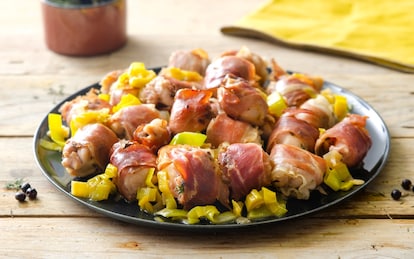 Bocconcini di coniglio allo speck e porri