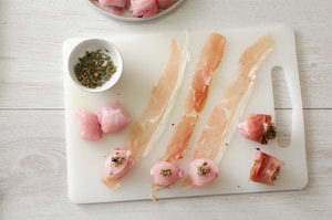 Preparazione Bocconcini di coniglio allo speck e porri - Fase 1