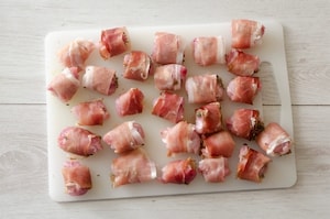 Preparazione Bocconcini di coniglio allo speck e porri - Fase 1