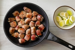 Preparazione Bocconcini di coniglio allo speck e porri - Fase 2
