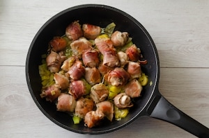 Preparazione Bocconcini di coniglio allo speck e porri - Fase 2